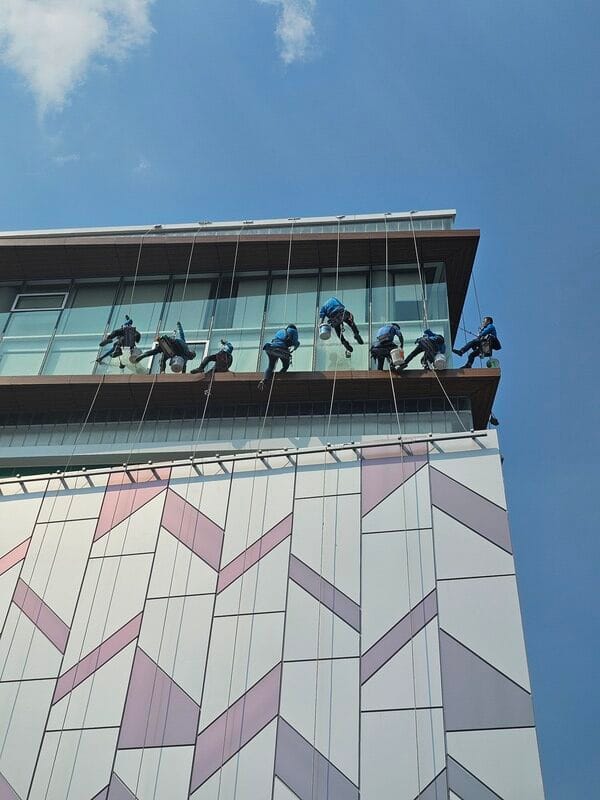 ผลงานโรยตัวเช็ดกระจกอาคารสูง Spiderman